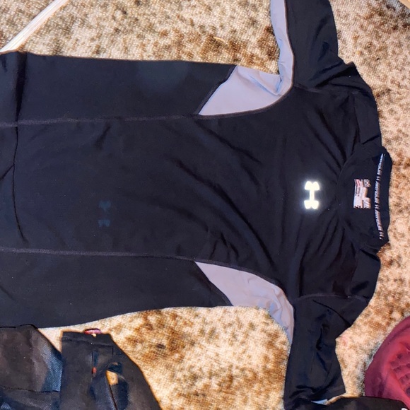 I am selling a under armour shirt mens in small - Picture 1 of 2